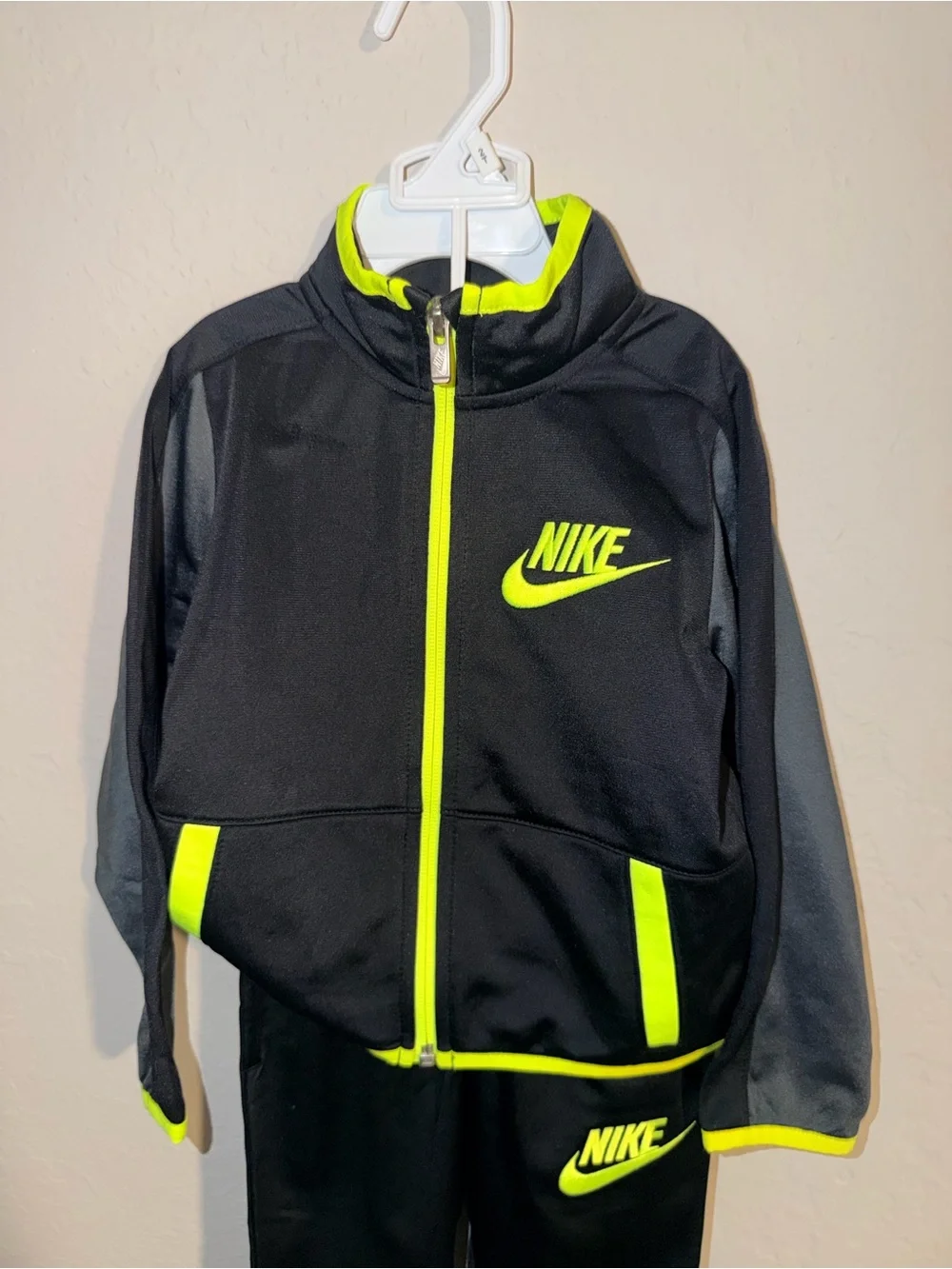 Nike Boys 2T Tracksuit 2-Piece Jacket & Pants Black Volt Green NWT